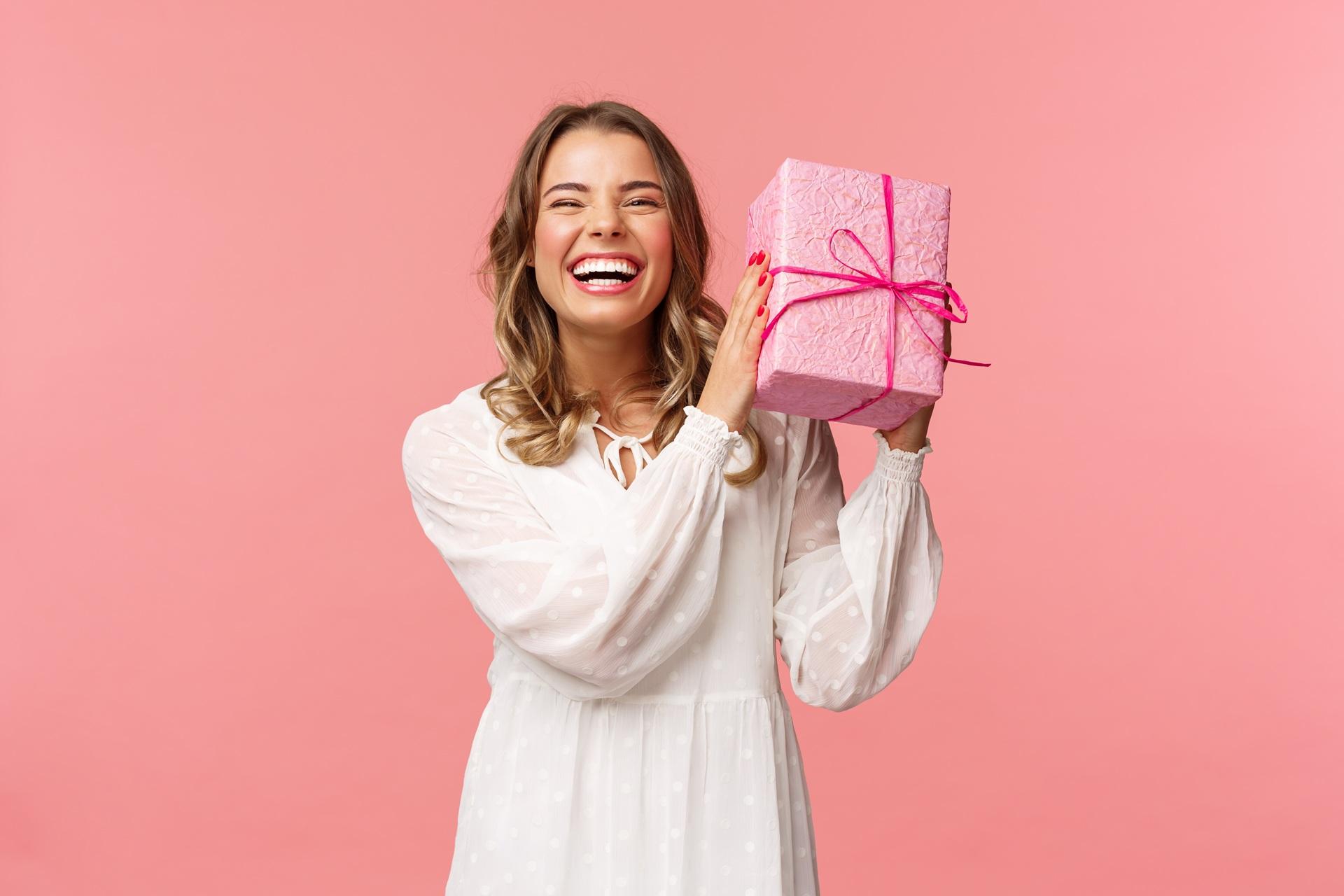 Fröhliche Frau mit Geschenkbox | Geschenke zur Geburt