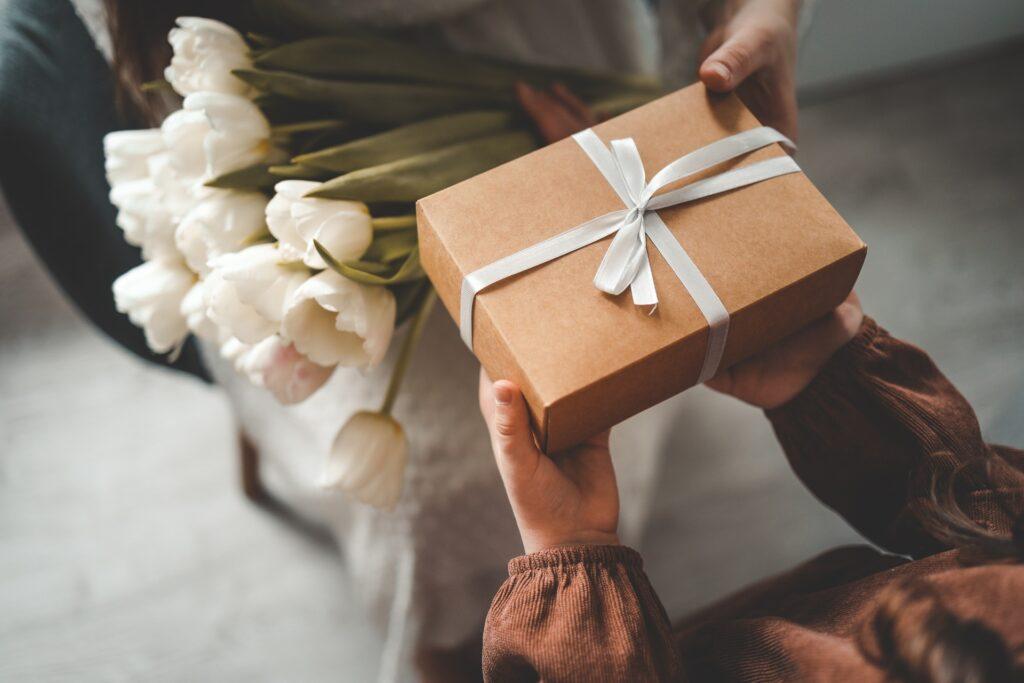 Verpacktes Präsent mit Tulpen | Geschenke zur Geburt