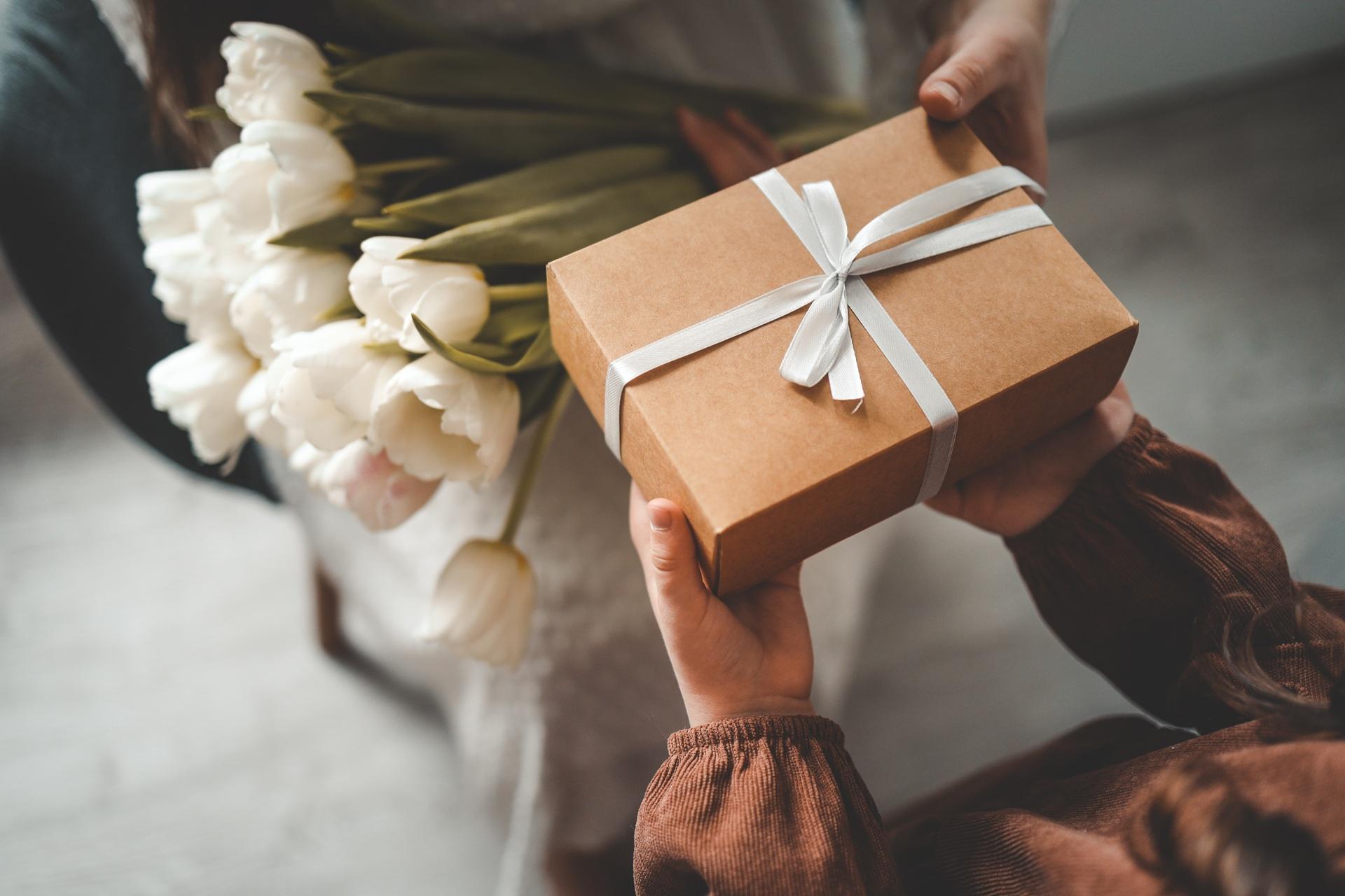 Verpacktes Präsent mit Tulpen | Geschenke zur Geburt