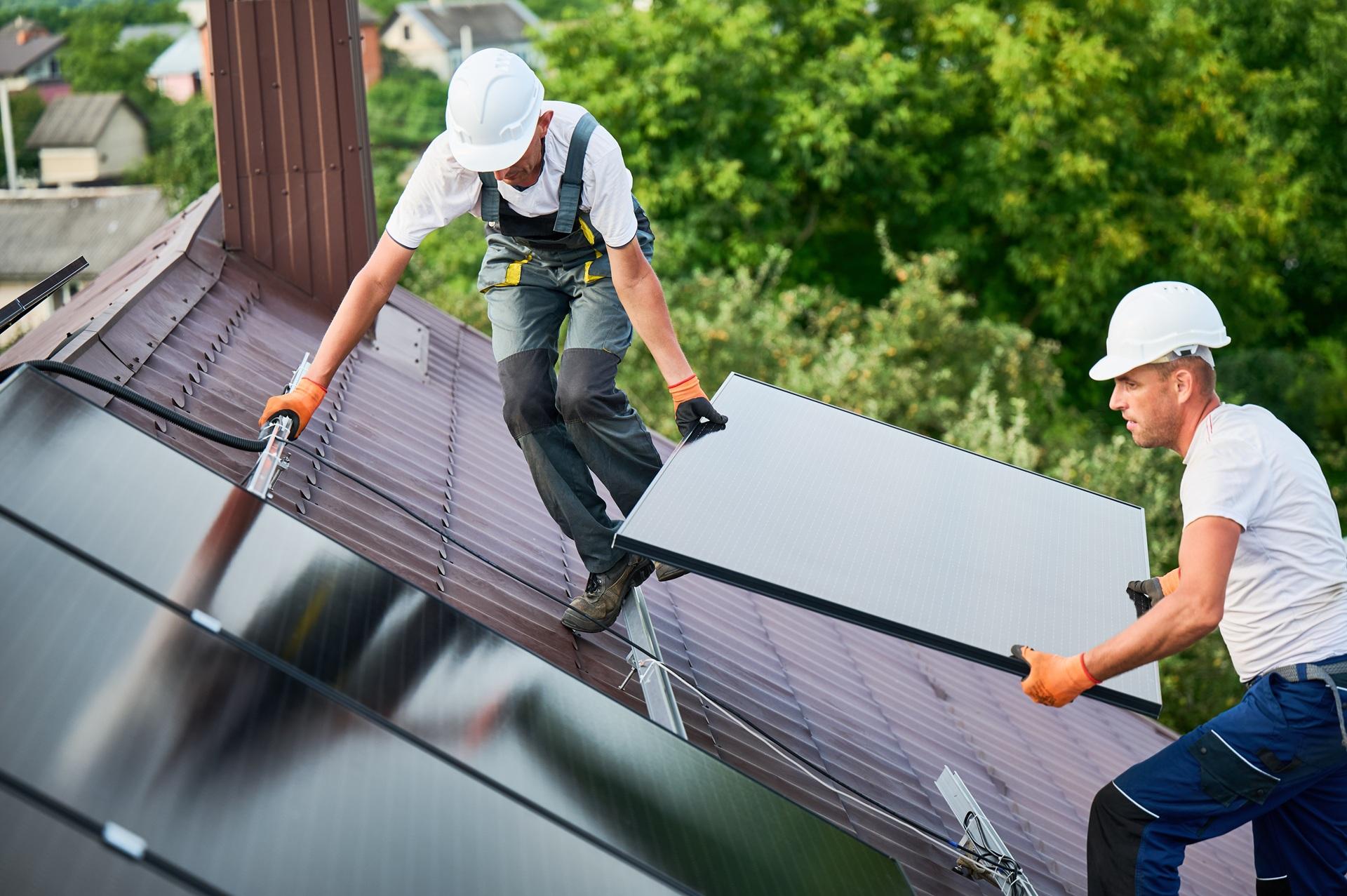 Installation von Solarmodulen auf Dach | Wechselrichter

